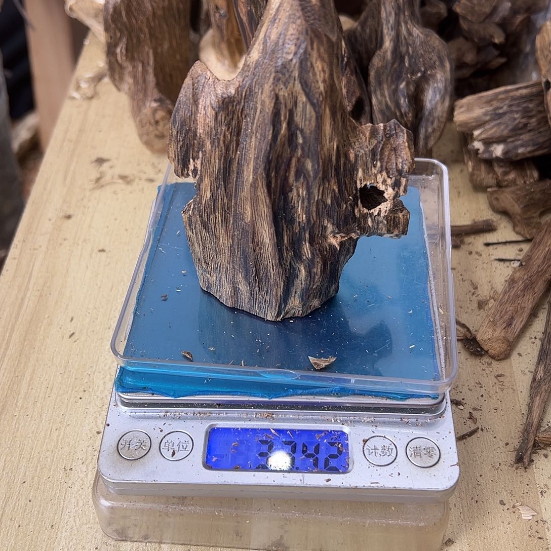 香料绿奇楠虫漏33克蓝宝石