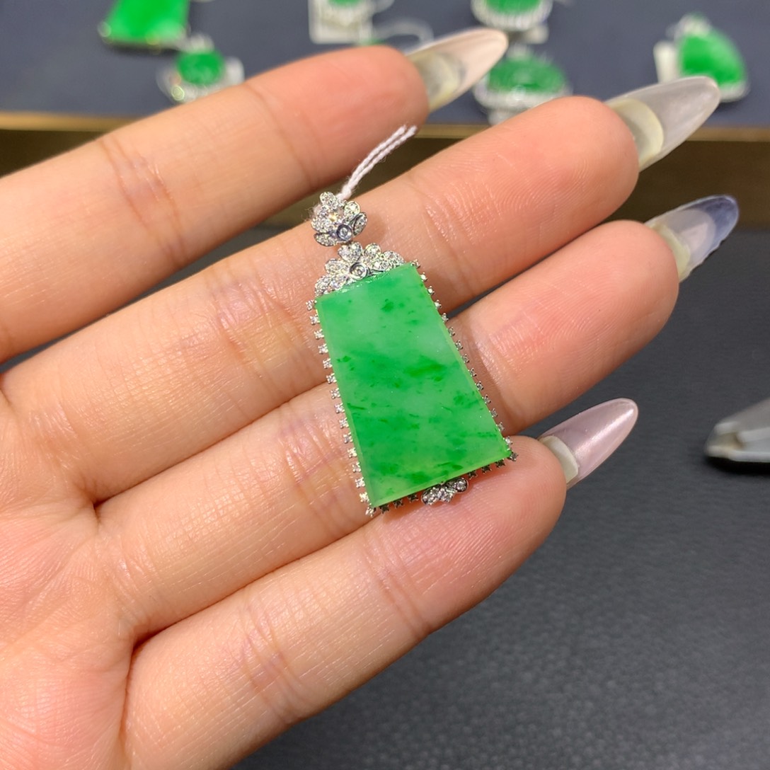 翡翠颈饰18K金镶嵌翡翠