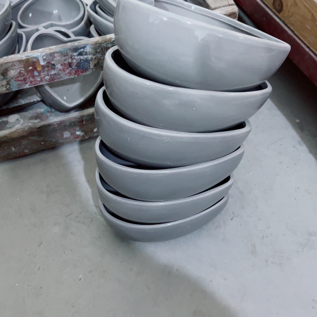 花***间有孔，陶瓷花盆满10米包邮发货