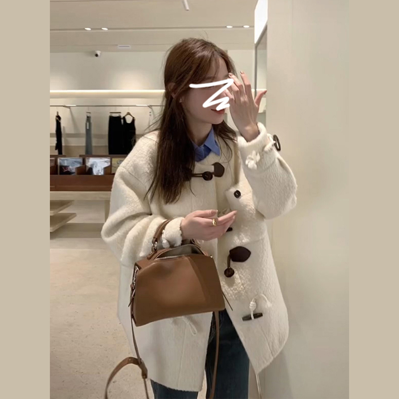 白色牛角扣毛绒短款外套女小个子流行高级感