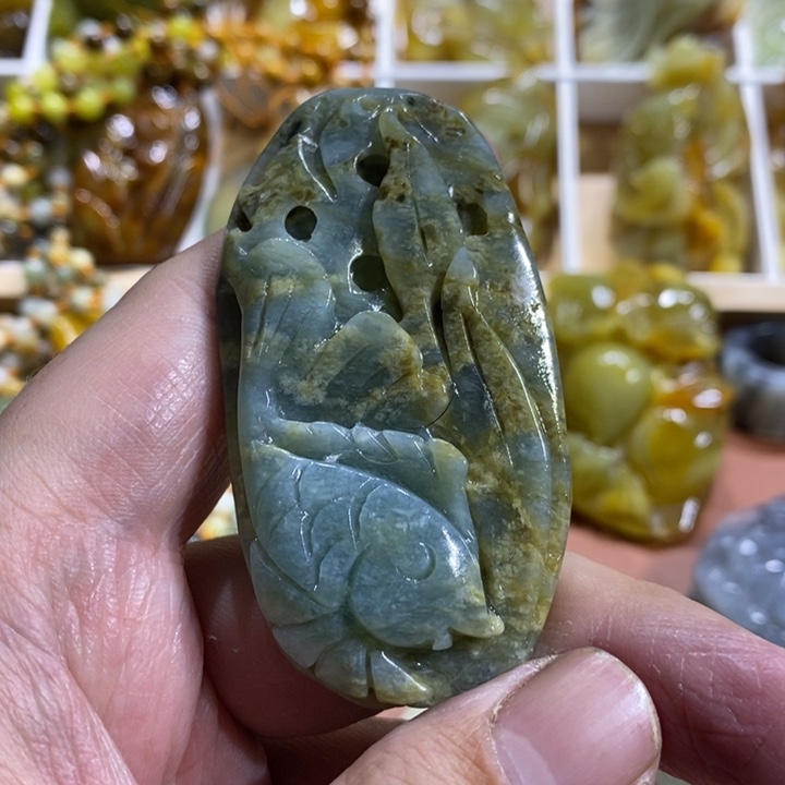 蛇纹石玉颈饰未镶嵌