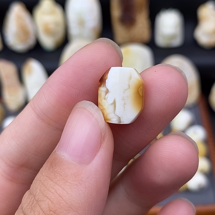 未镶嵌琥珀裸石背云a896