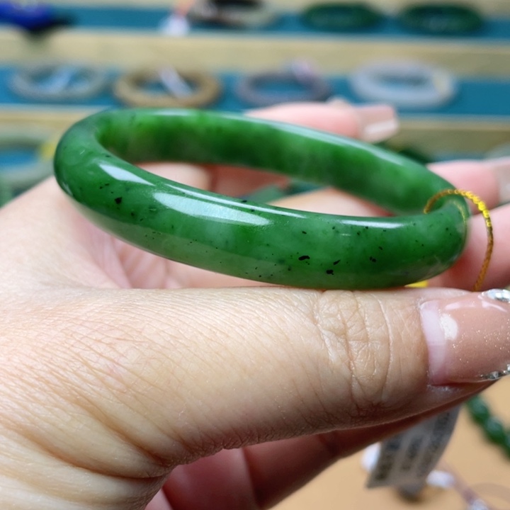 和田玉手镯58+圈口。编号51未镶嵌