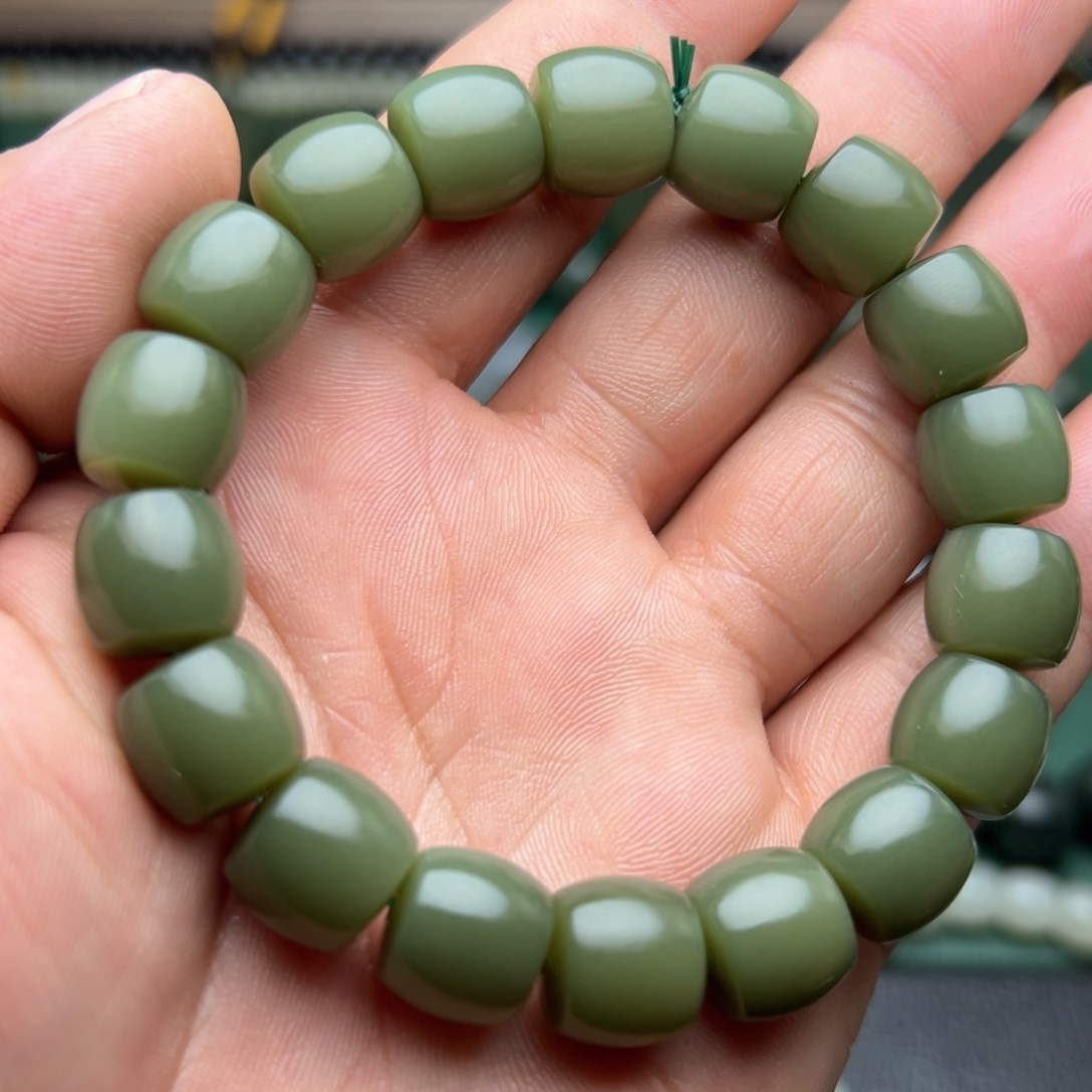 和田玉手链未镶嵌沙枣青豆青卡12