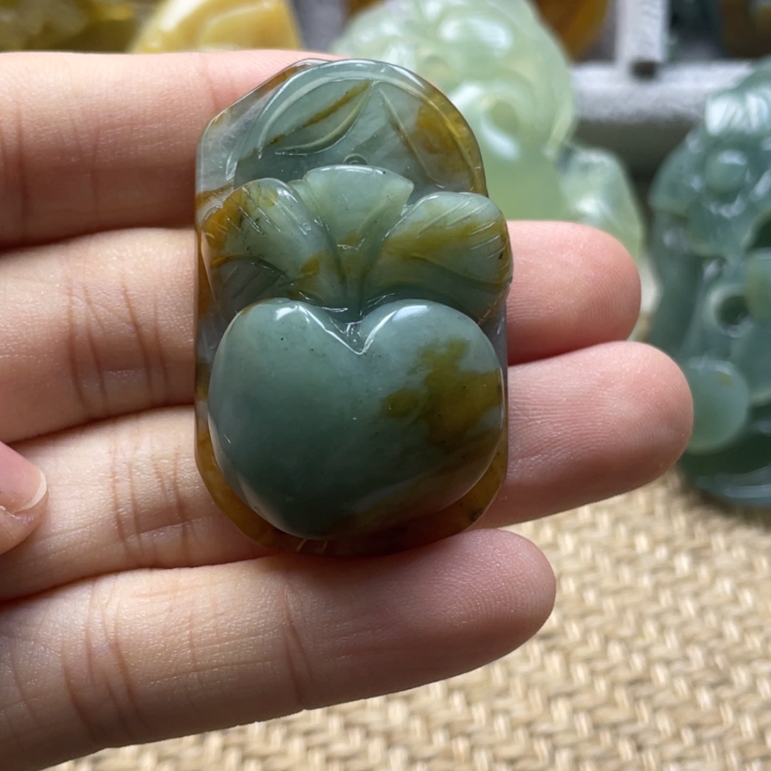 蛇纹石玉颈饰未镶嵌