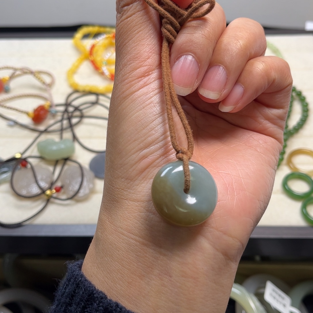 和田玉未镶嵌吊坠(赠链)