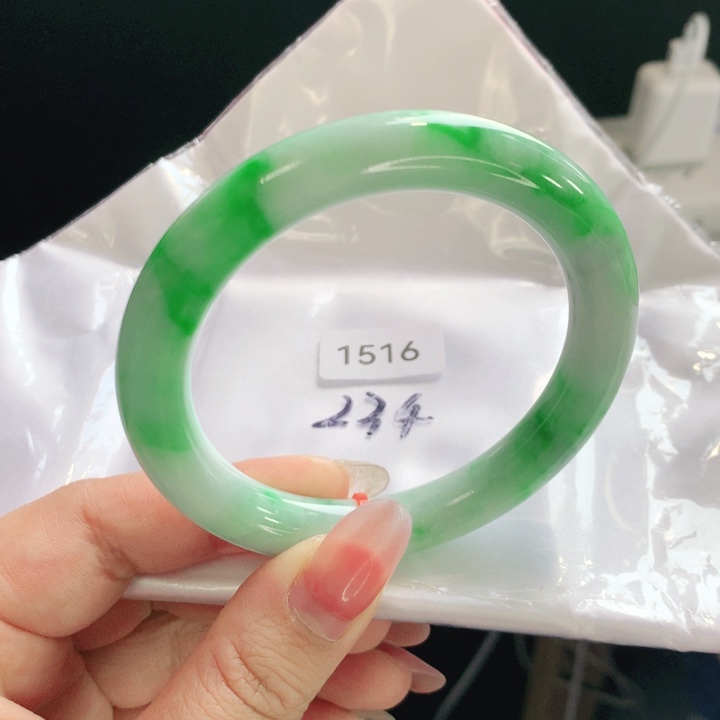 翡翠手镯（圆镯）未镶嵌03。