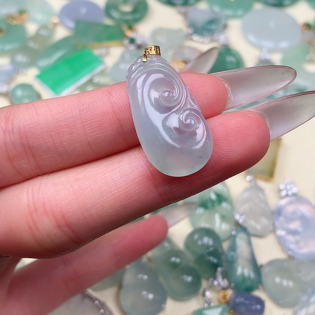 翡翠颈饰18K金镶嵌如意