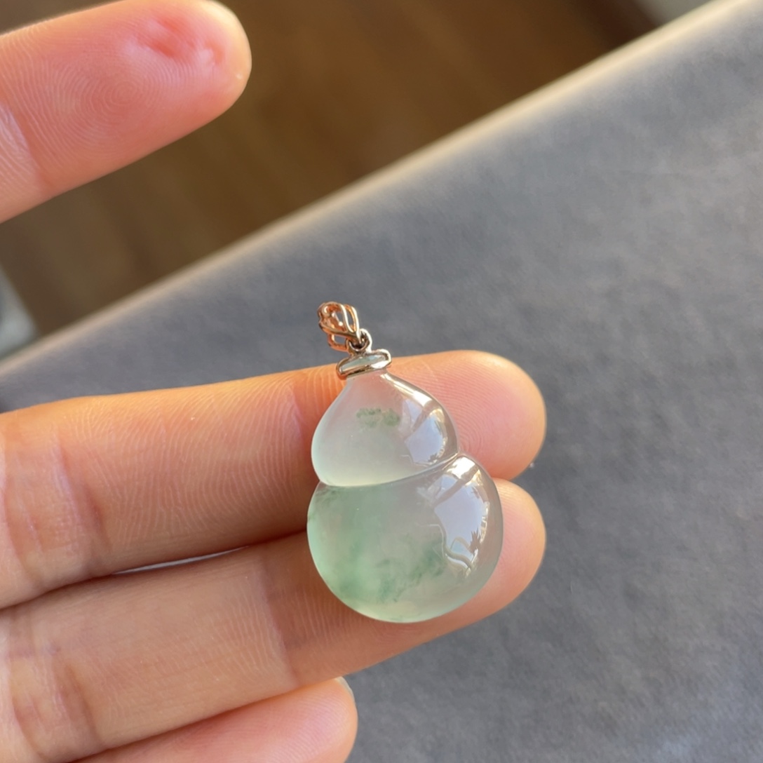 翡翠18K金镶嵌颈饰飘花