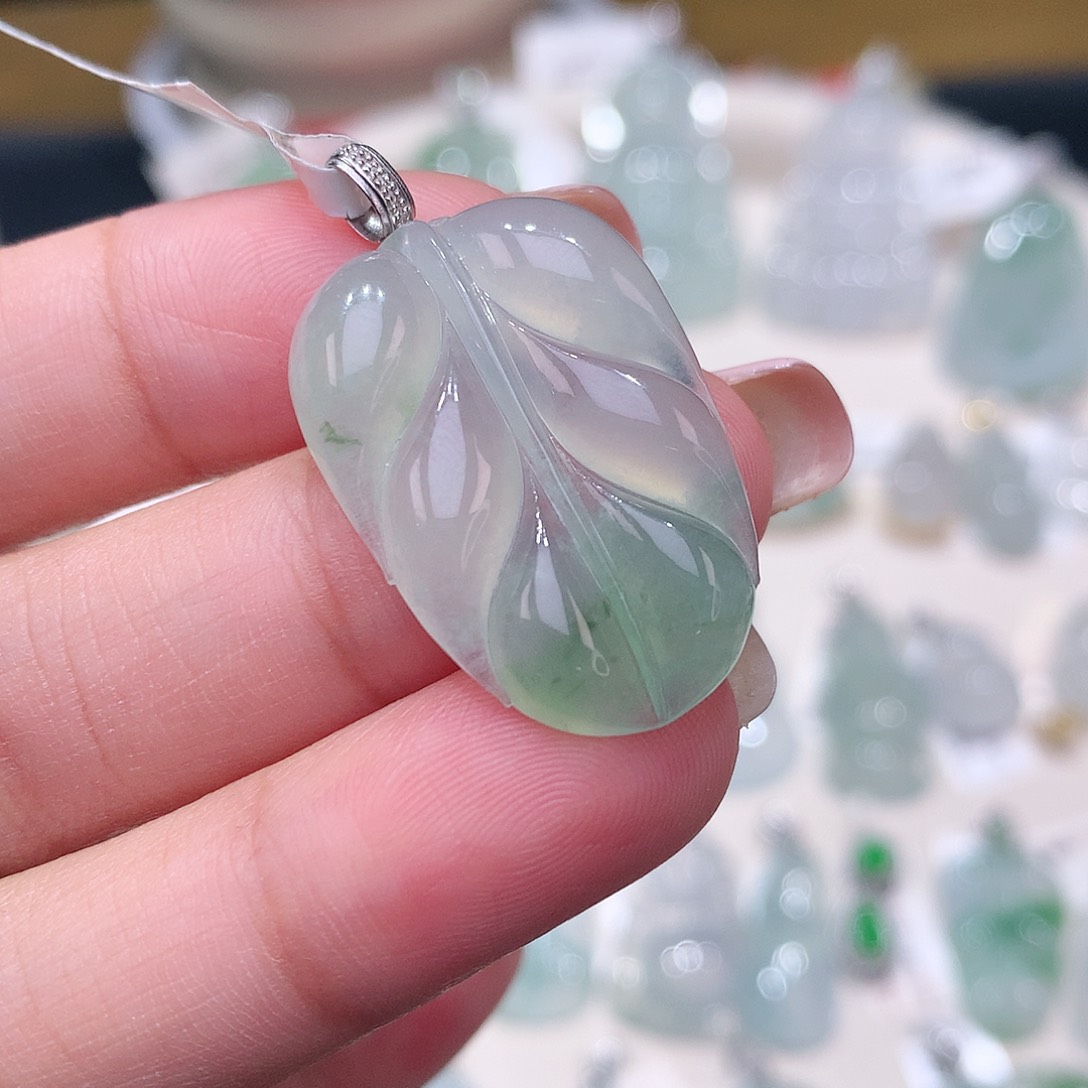 颈饰18K金镶嵌翡翠叶子