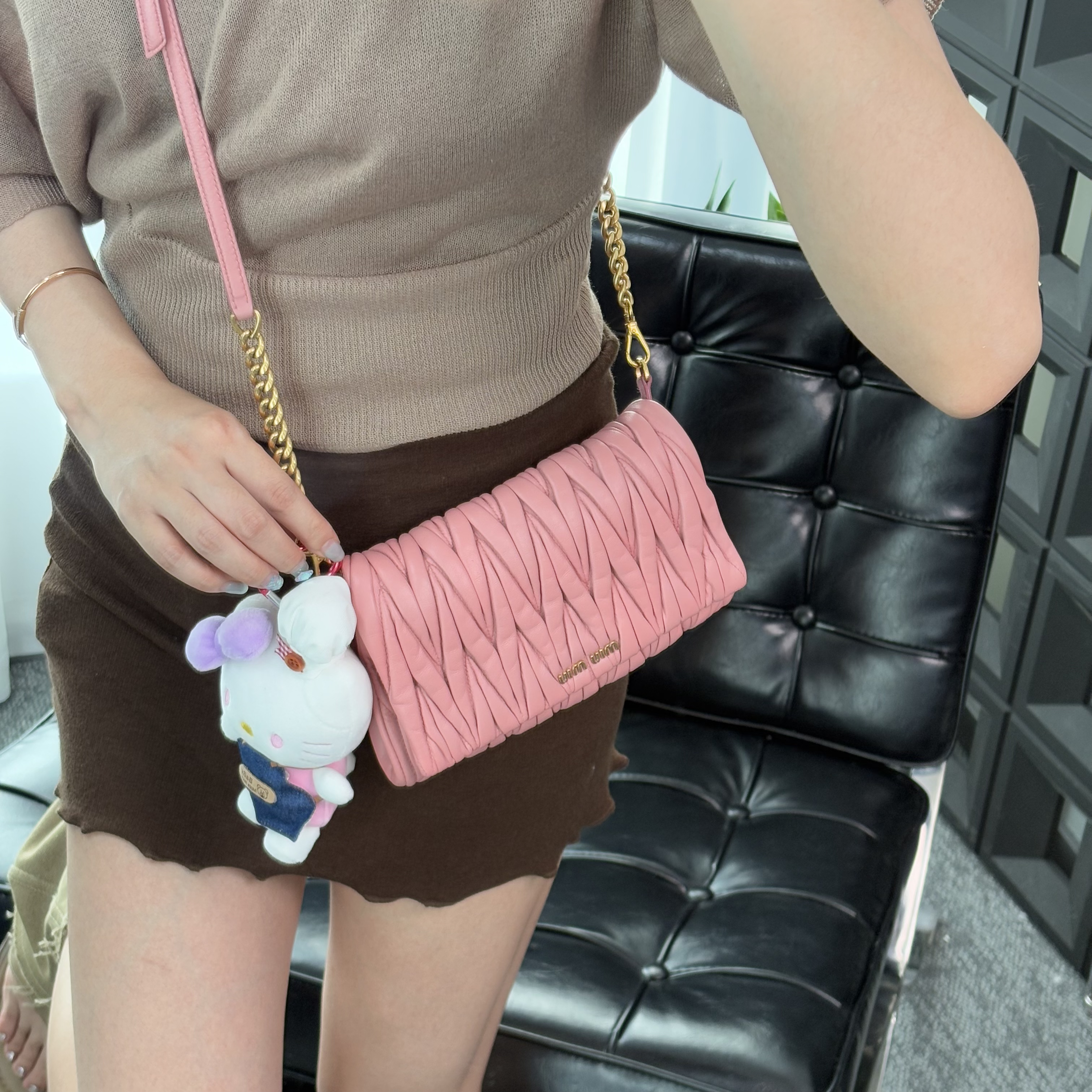 95新 MIU MIU/缪缪 粉色褶皱斜挎包jx
