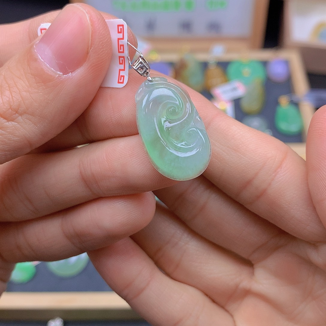 翡翠颈饰18K金镶嵌猪*翡翠