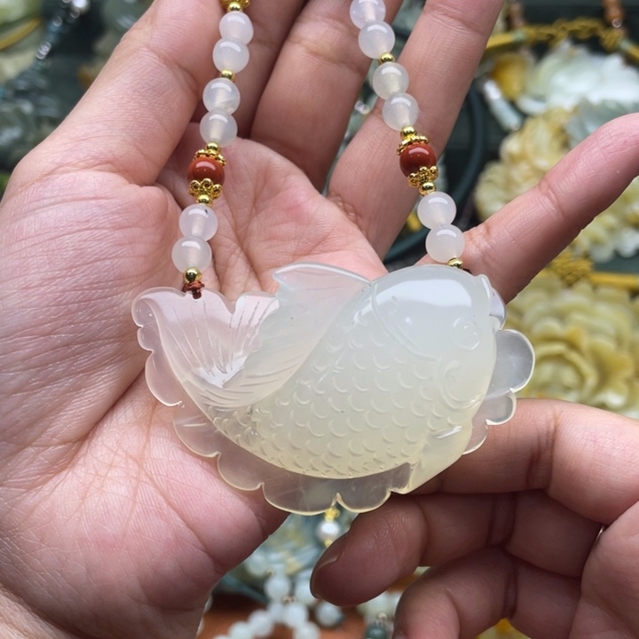 蛇纹石玉吊坠合金