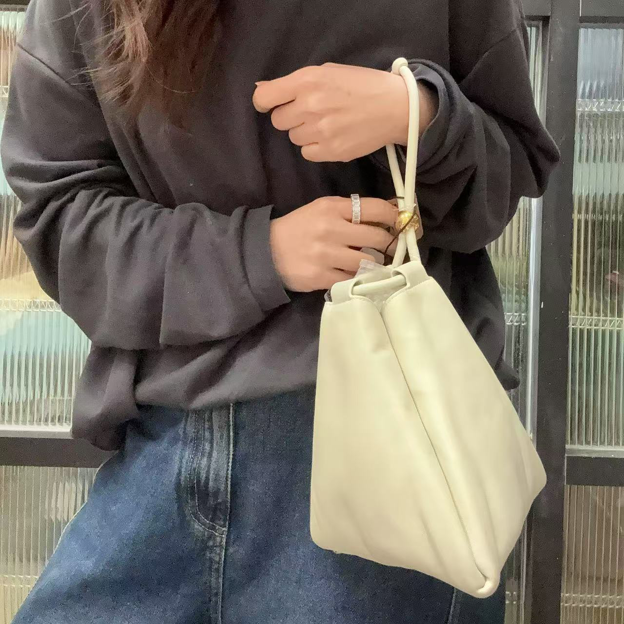 95新 BOTTEGA VENETA/葆蝶家 【蕾】 82 0232 白色三角小金豆手拎包