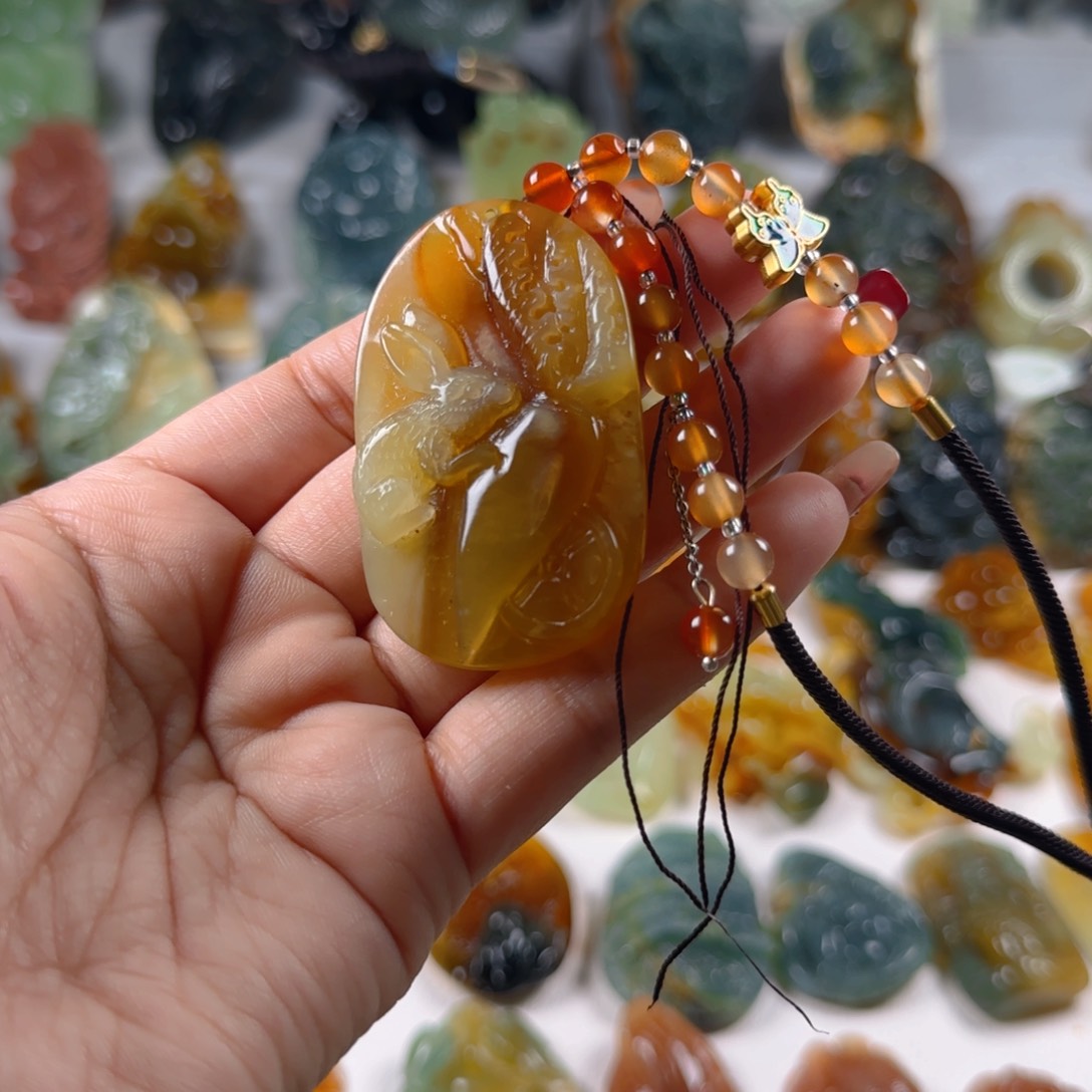 蛇纹石玉颈饰未镶嵌韩***?