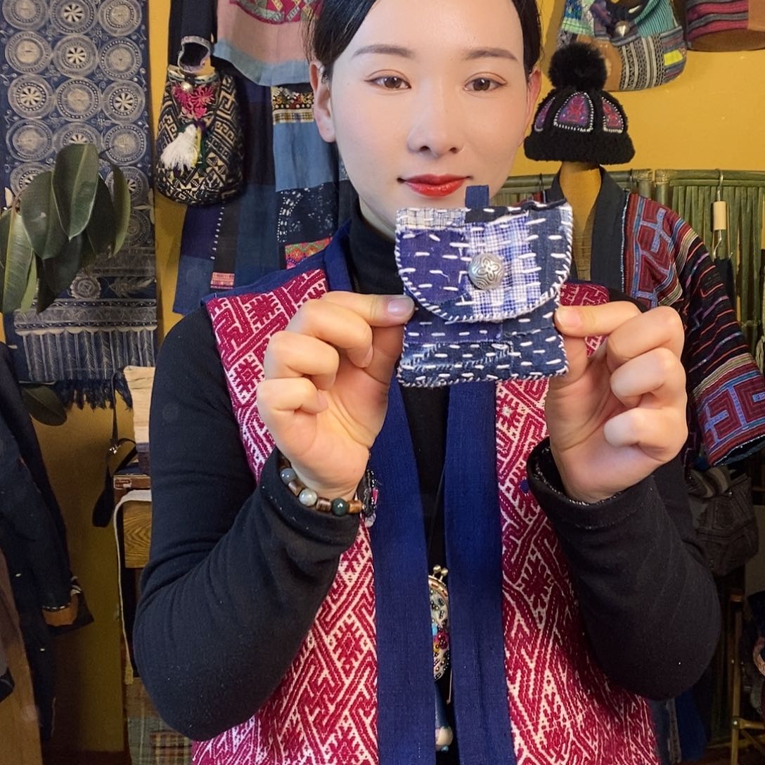 织绣手工制作耳机包