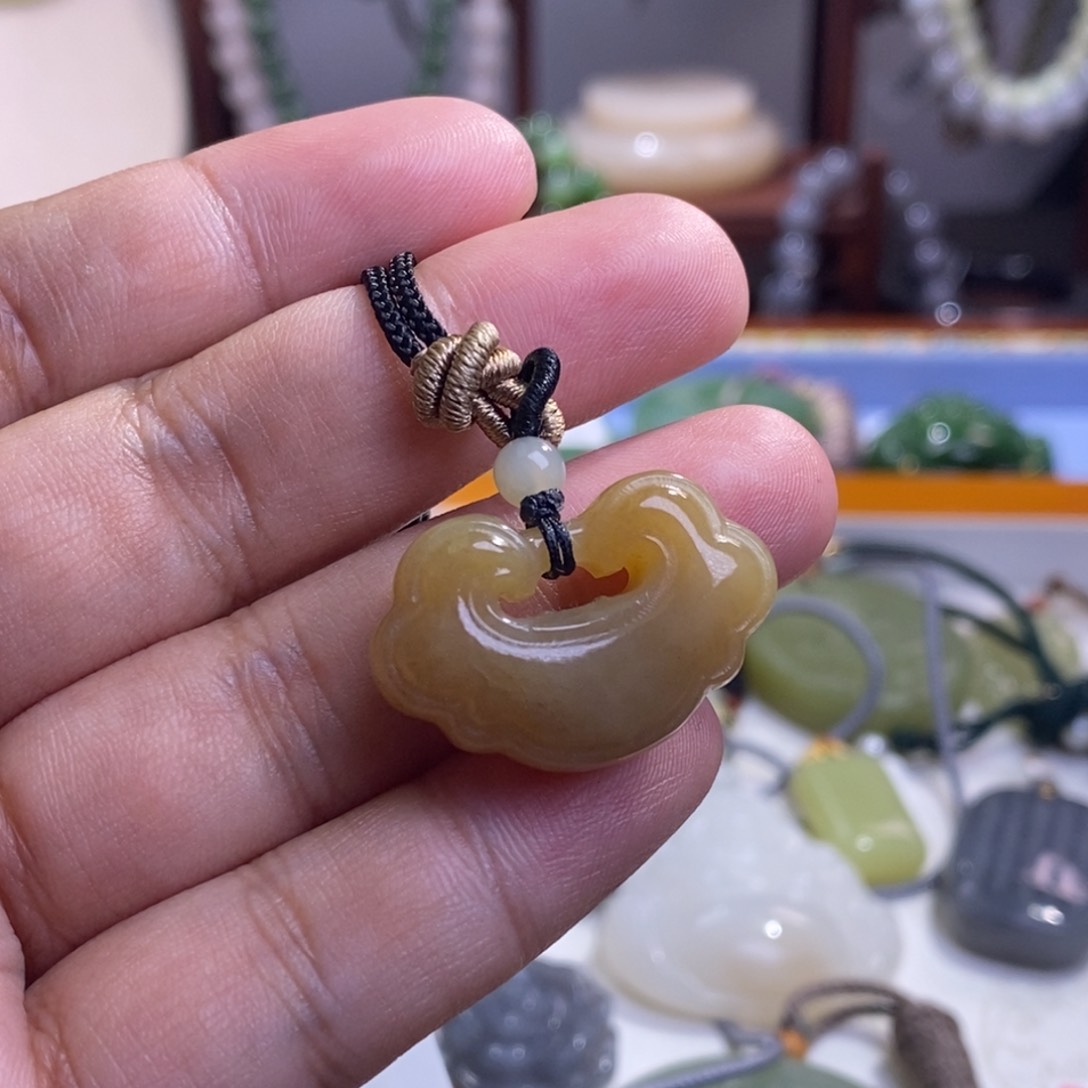 和田玉新疆且末糖料老矿料高冰如意锁吊坠未镶嵌