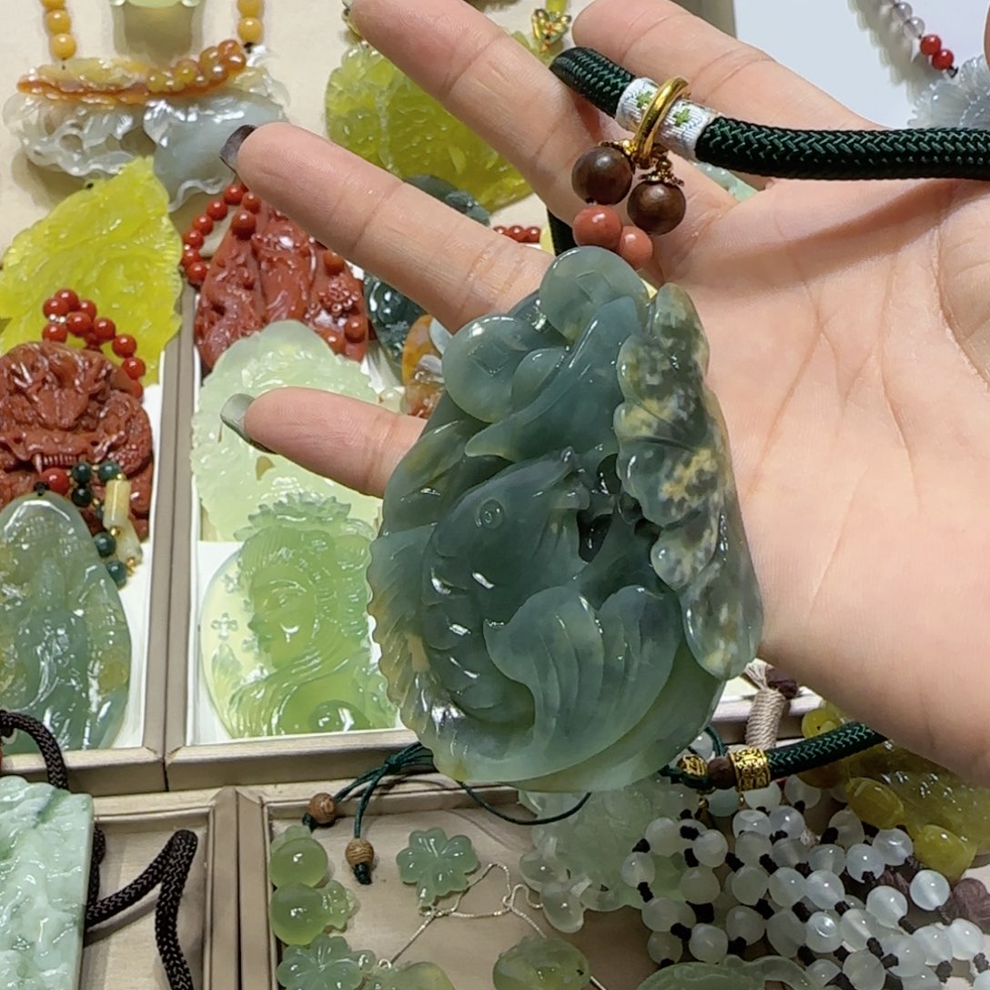 未镶嵌蛇纹石玉吊坠