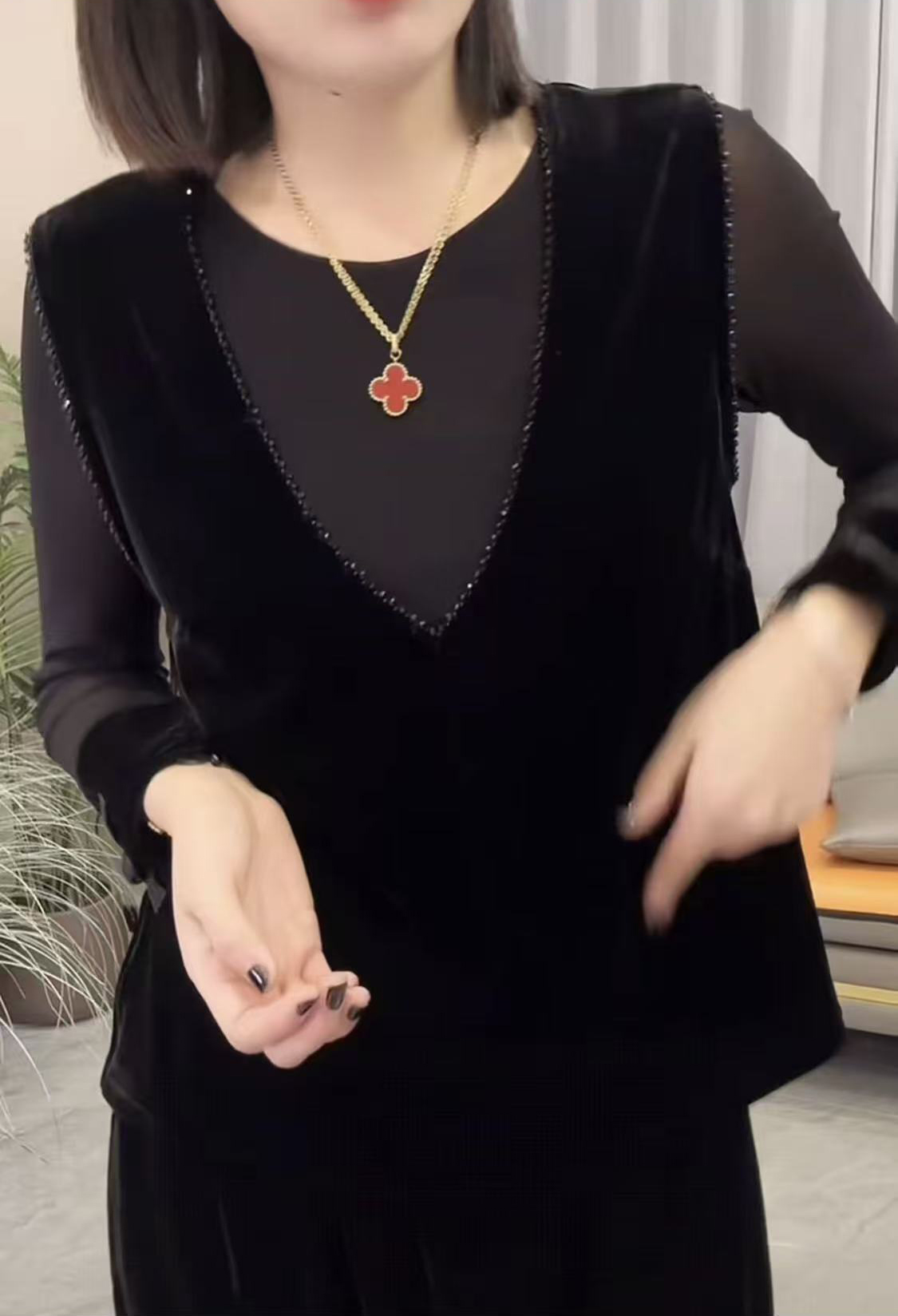 【凡品】2025秋季新款重工钉钻V领侧盘扣开叉无袖丝绒马甲