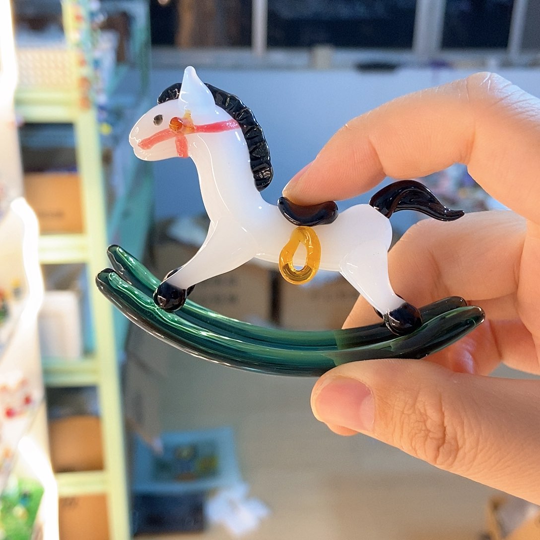 琉璃手工艺品摇摇马