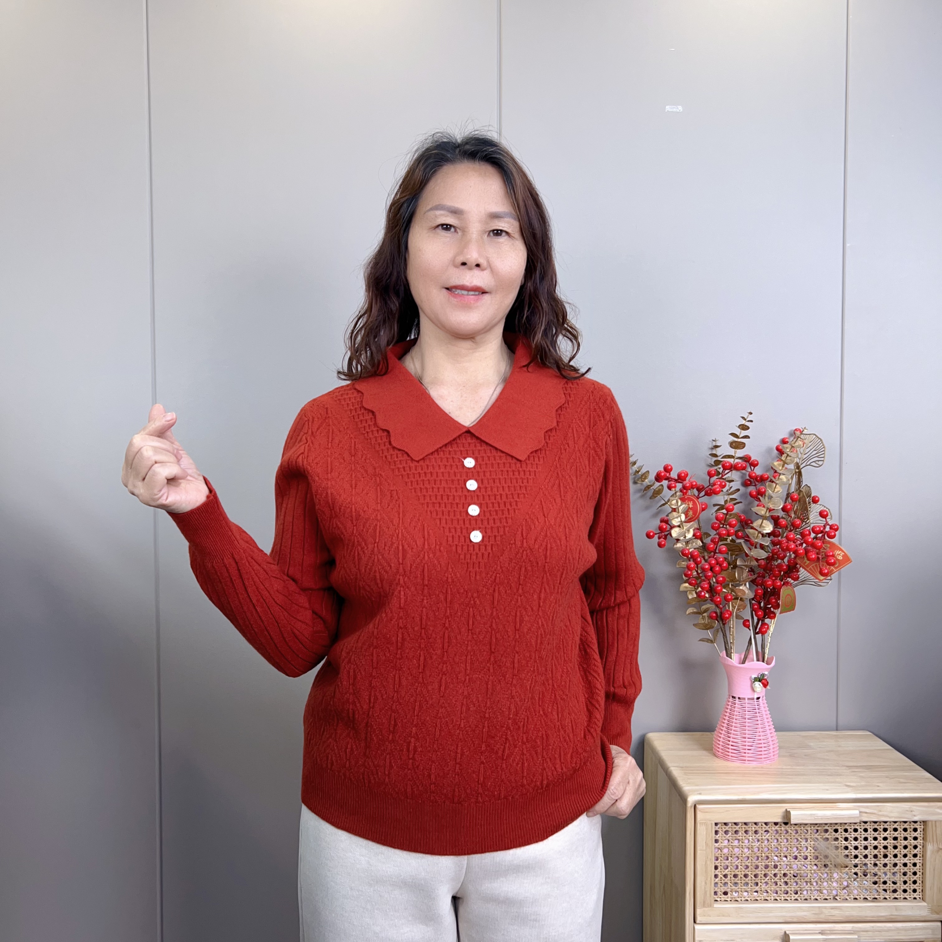 纯色休闲风标准版翻领中老年女装宽松减龄针织衫