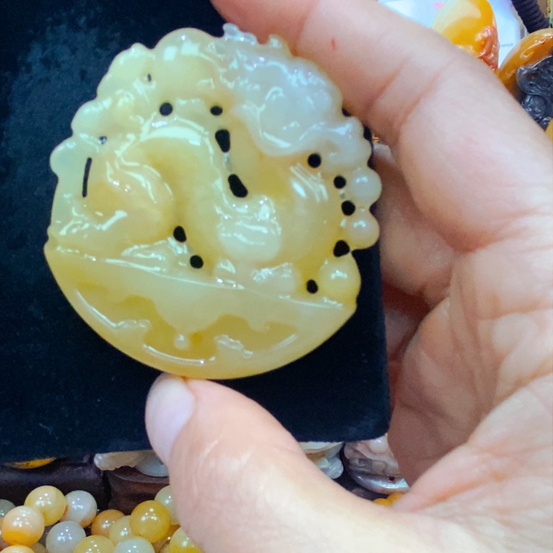 未镶嵌石英质玉（黄龙玉）颈饰