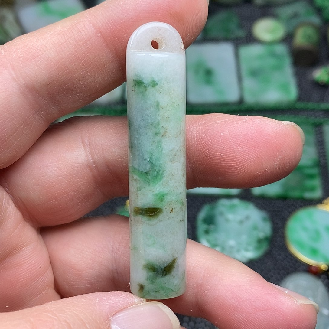 翡翠挂件未镶嵌缅甸天然翡翠领管