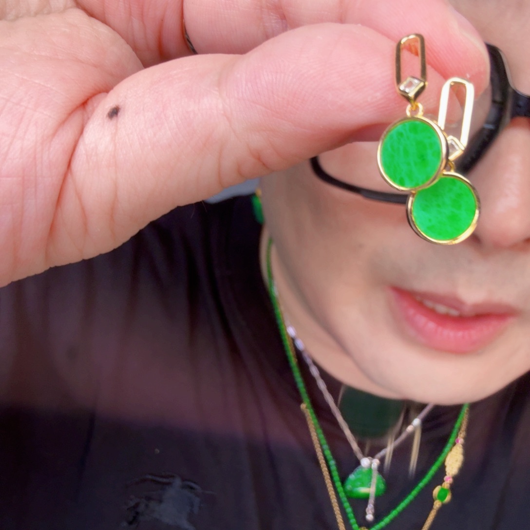 翡翠未镶嵌颈饰一对