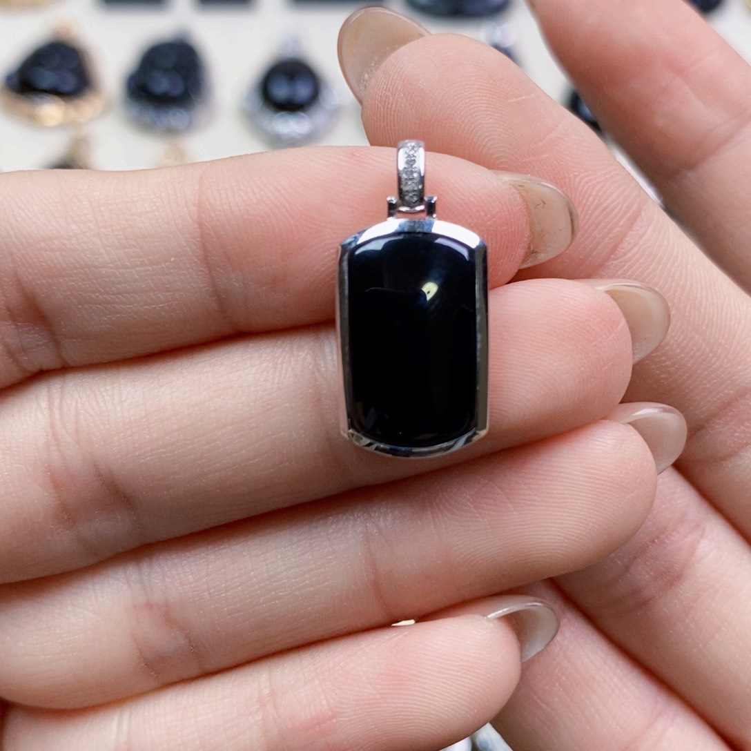 18K金镶嵌定制翡翠墨翠马鞍吊坠