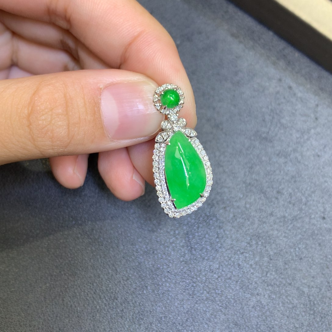 翡翠18K金镶嵌颈饰翡翠