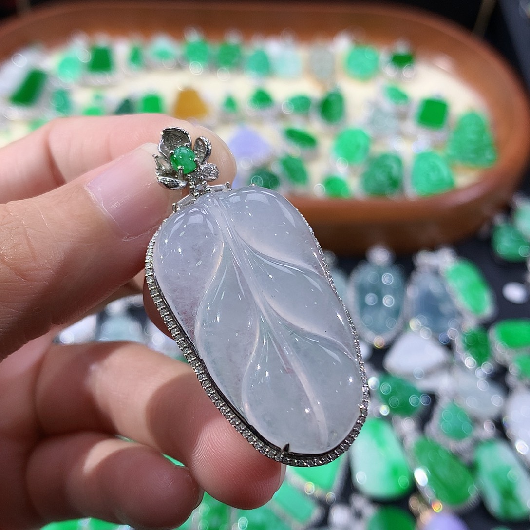 翡翠18K金镶嵌颈饰