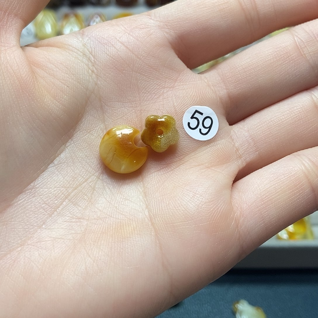 琥珀裸石未镶嵌，