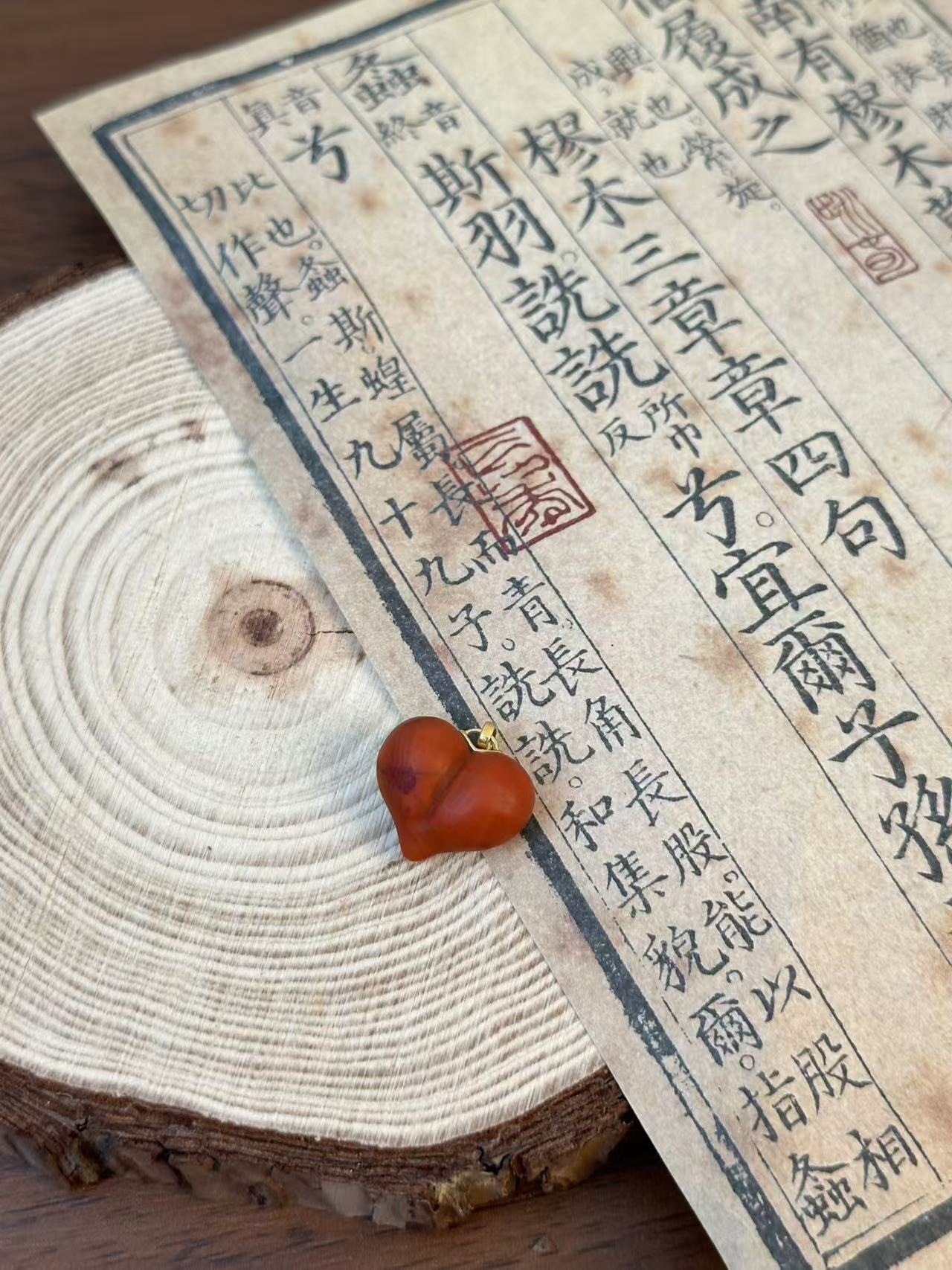 南红屁桃设计款文玩女孩