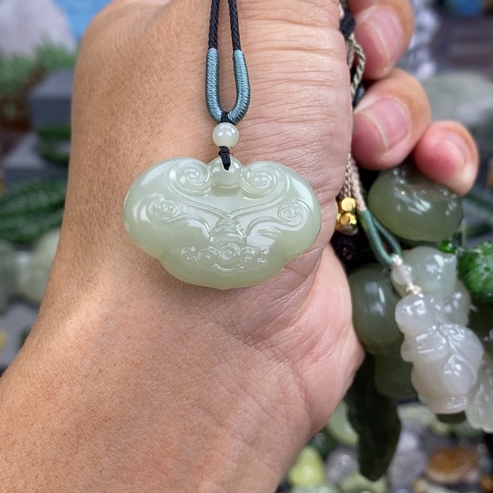 和田玉颈饰未镶嵌爱***?