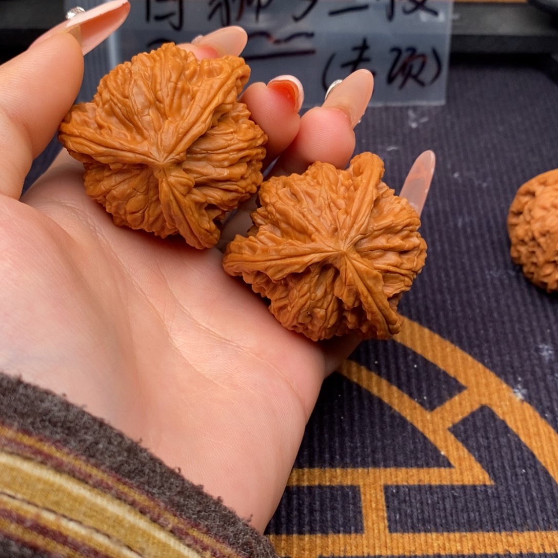 噢***o文玩核桃吊坠白狮子