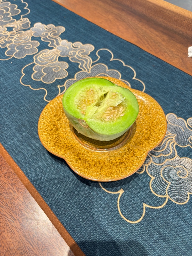 钧窑黄金釉海棠果盘