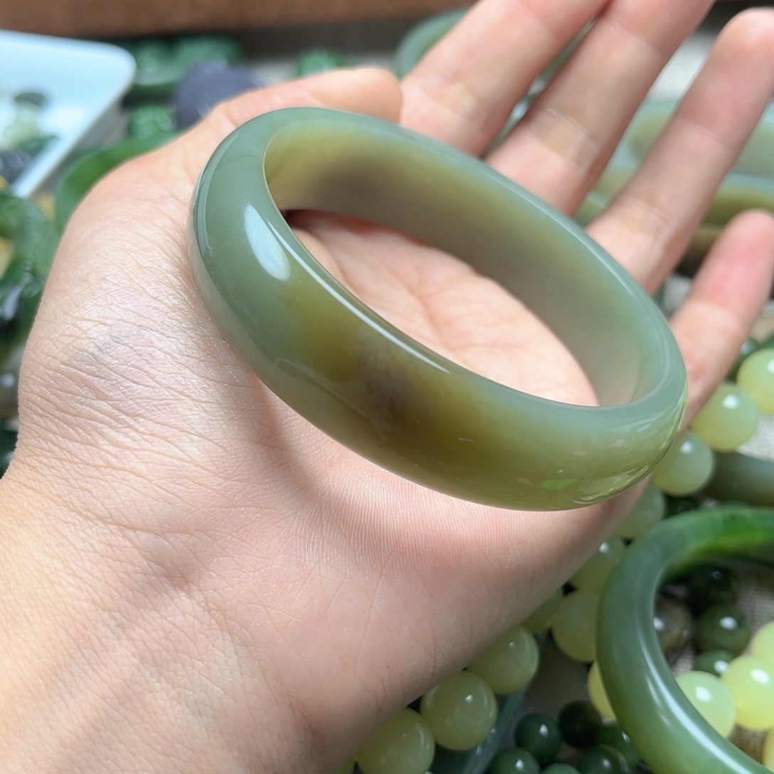 呦***爷和田玉未镶嵌手镯61