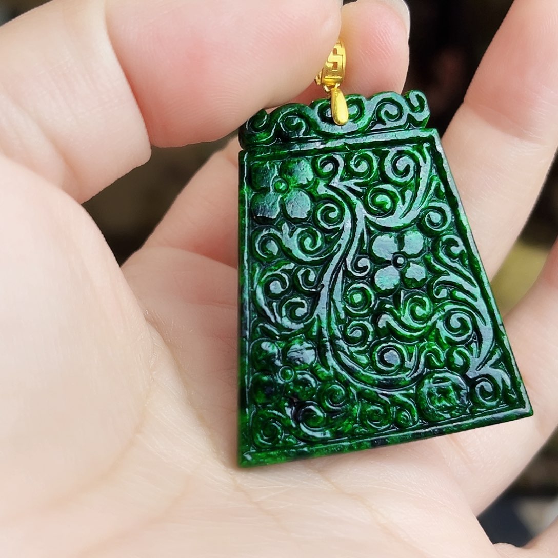 翡翠18K金镶嵌颈饰多样性