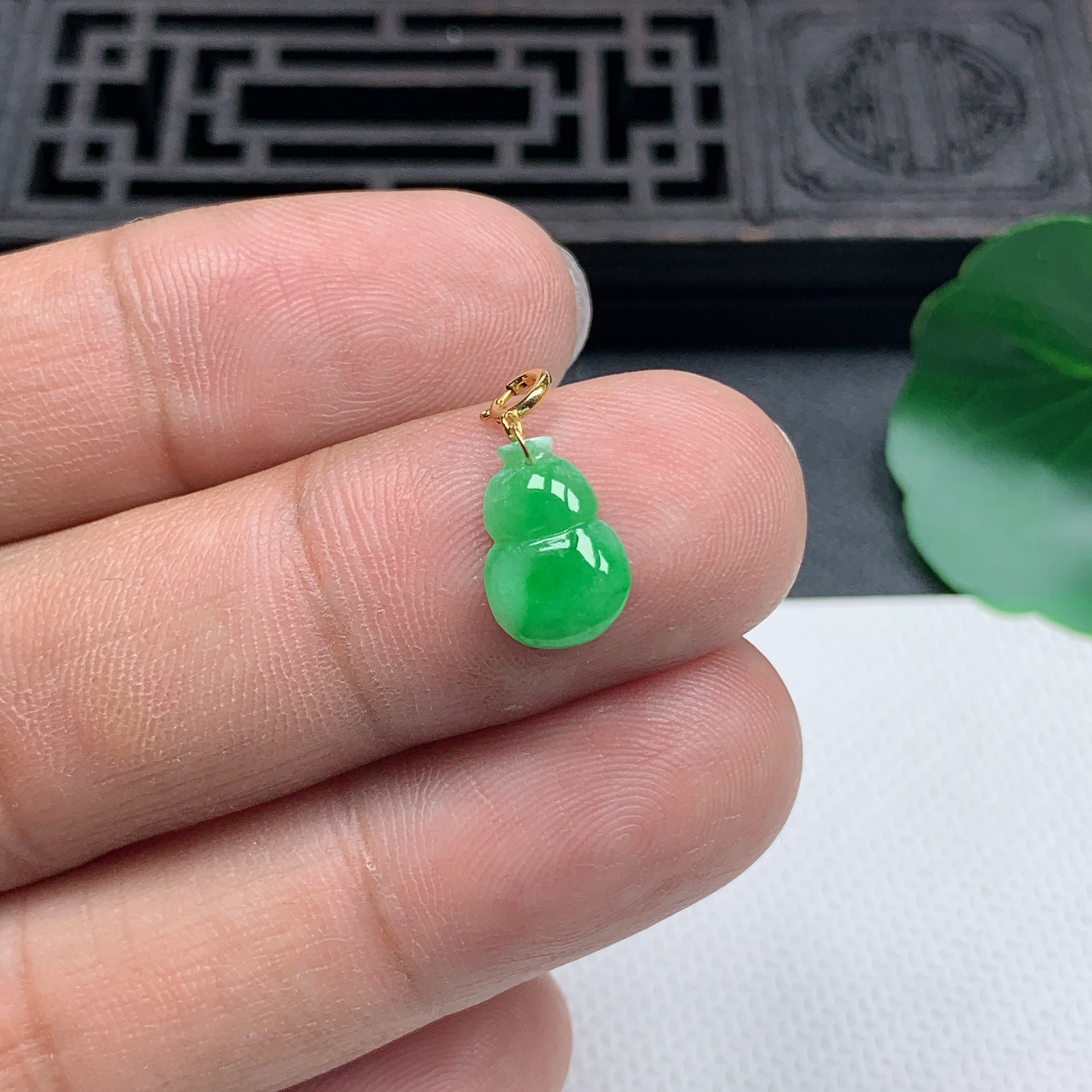 缅甸天然翡翠A货18K金扣精美飘阳绿小葫芦吊坠尺寸11.2*7.6*2.4mm