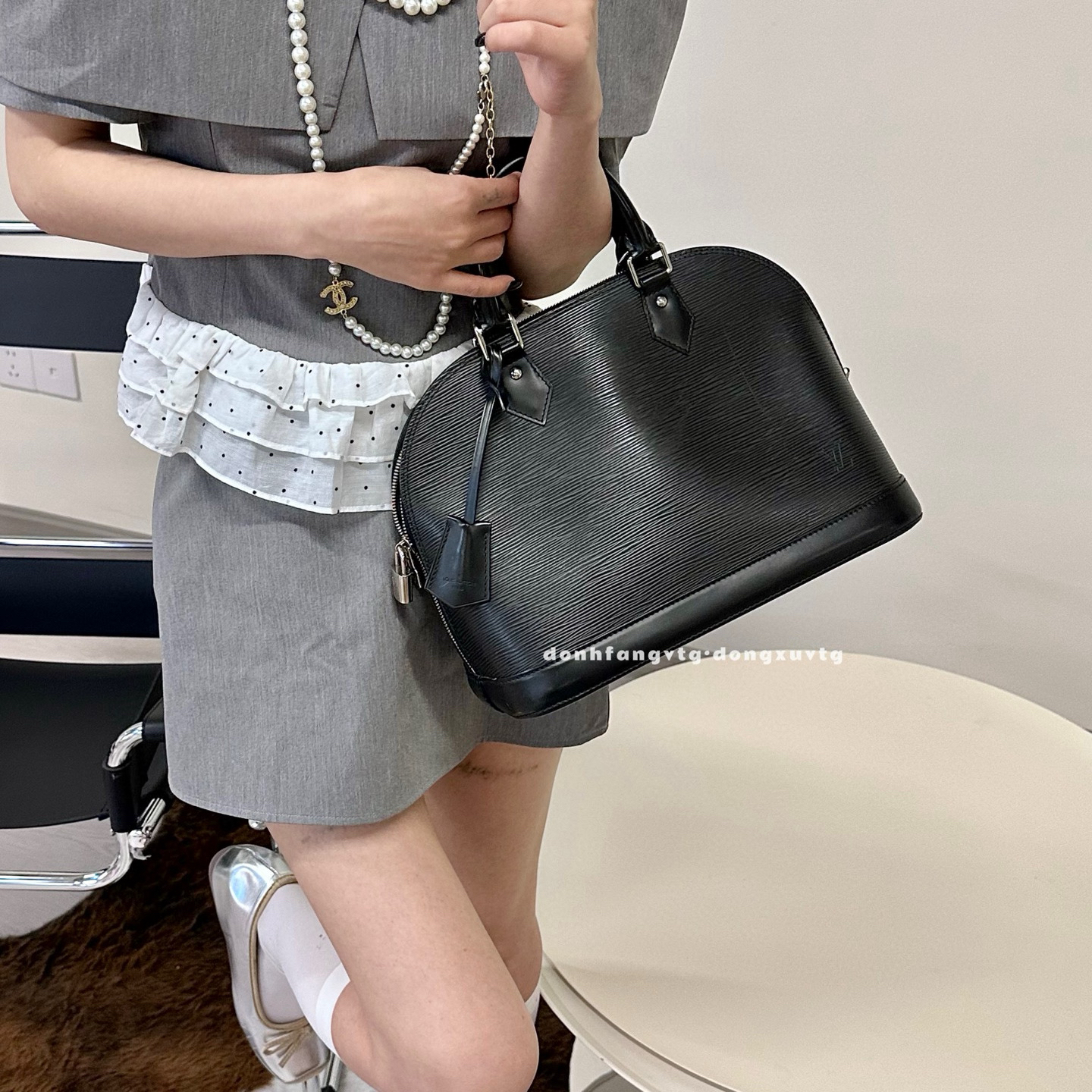 95新 LouisVuitton/路易威登 lv 黑色中号贝壳手提包