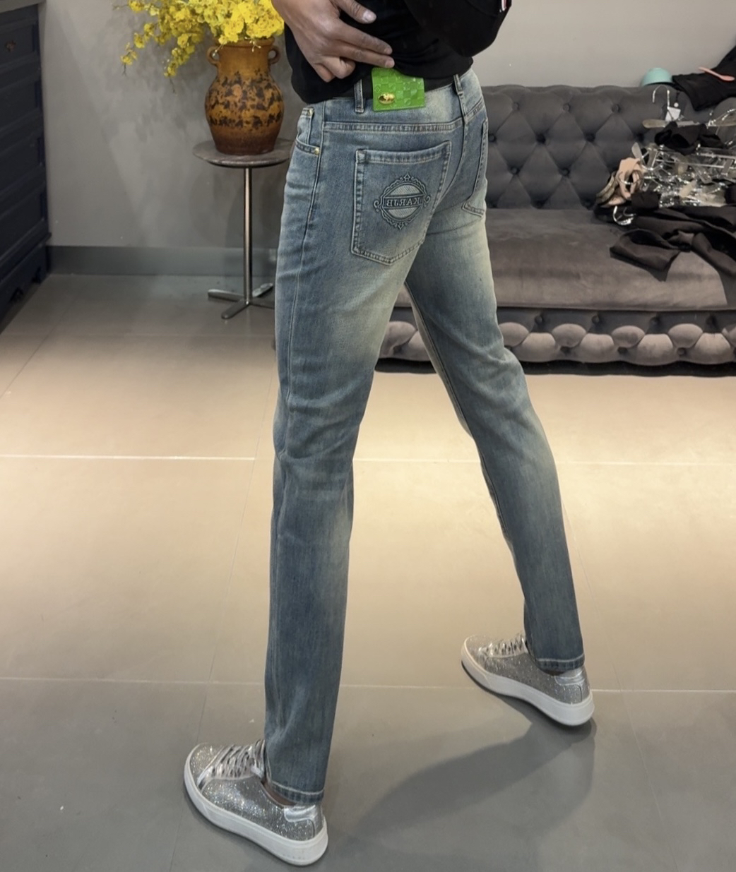 2025春季浅蓝后口袋提花工艺牛仔百搭舒适修身小脚裤MK005