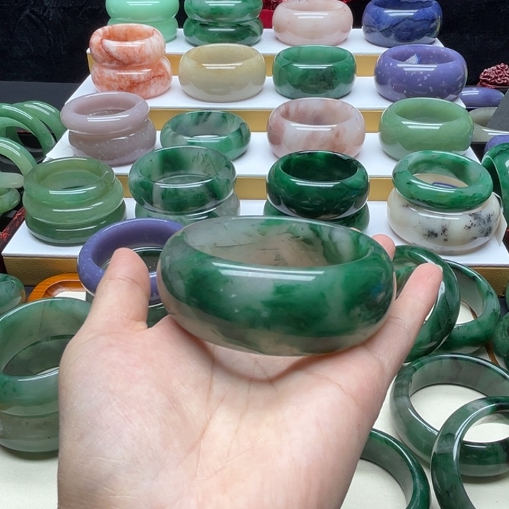 王***兰石英质玉（非洲翠）未镶嵌手镯