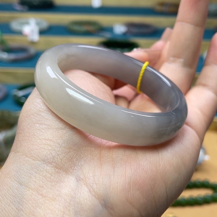 和田玉手镯51圈口。编号32未镶嵌