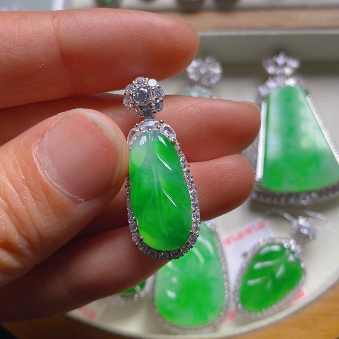 翡翠颈饰银S925镶嵌树叶吊坠