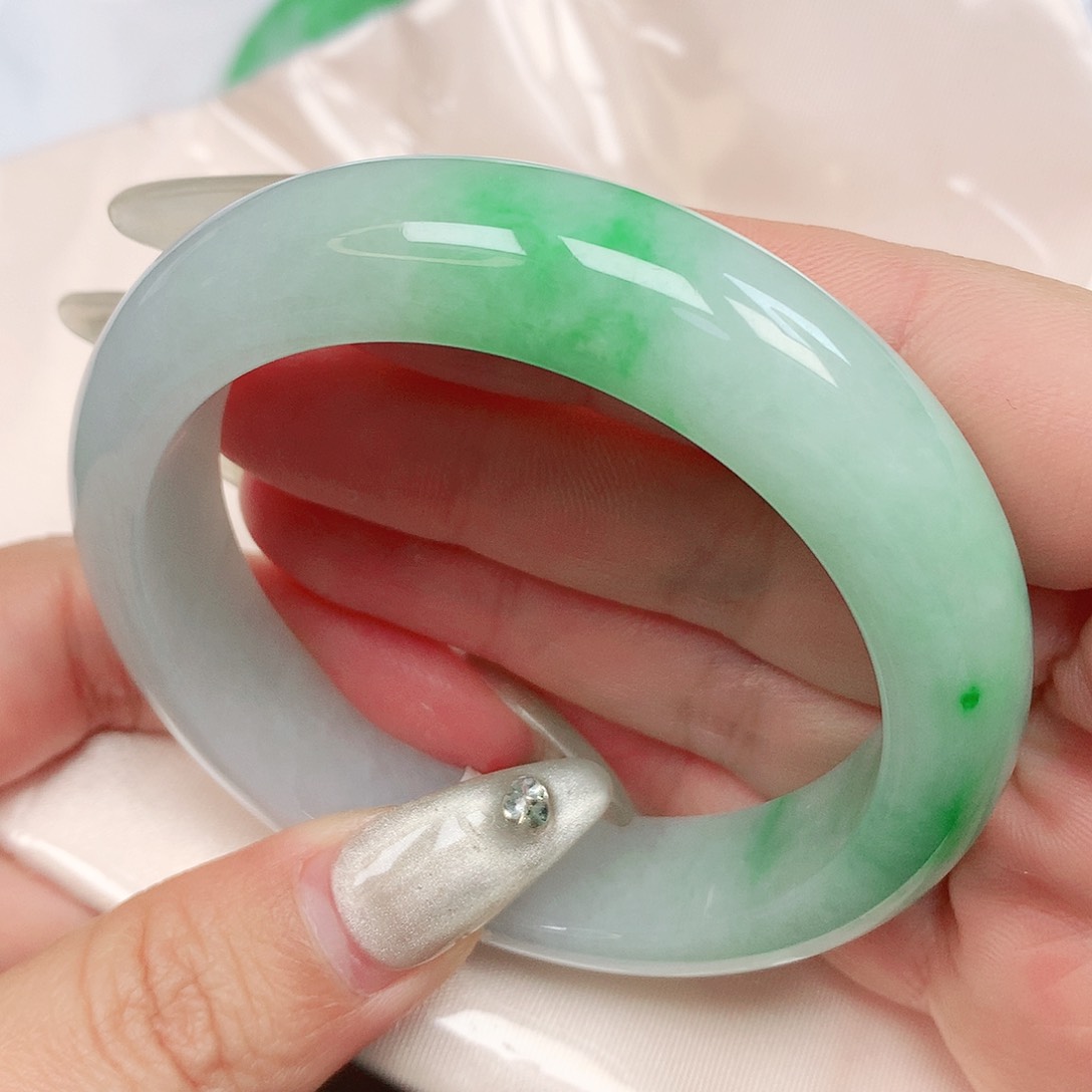 翡翠手镯未镶嵌抖音585