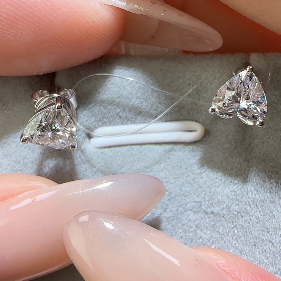 实验室培育钻石18K金镶嵌耳钉