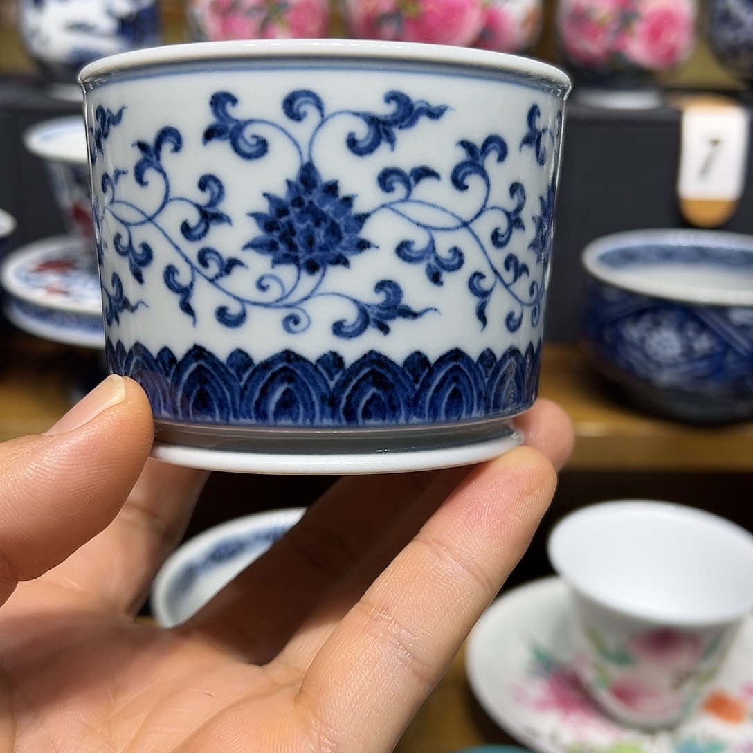 ****独青花仿明缠枝莲荣天杯