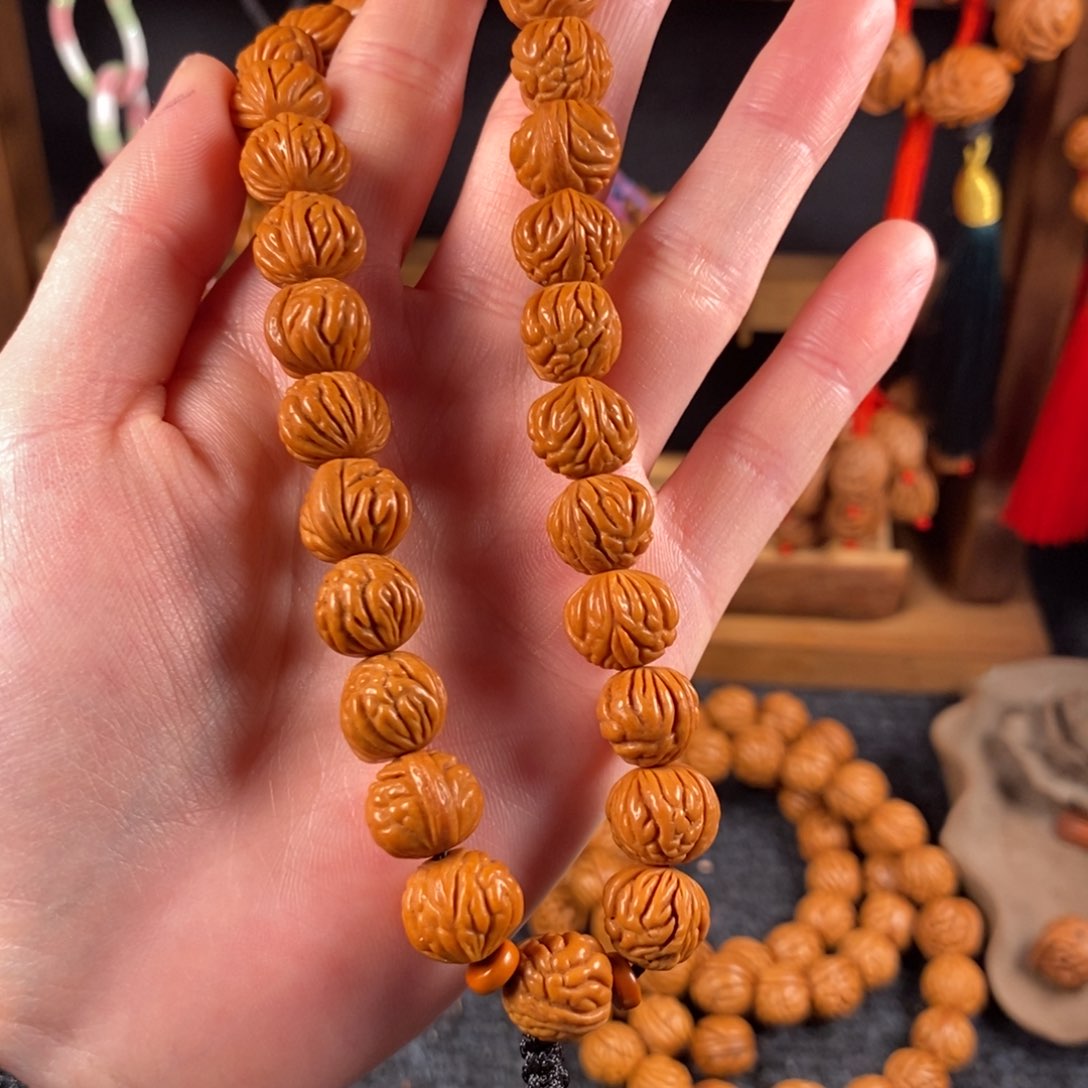 吊坠桃核桃枭手持