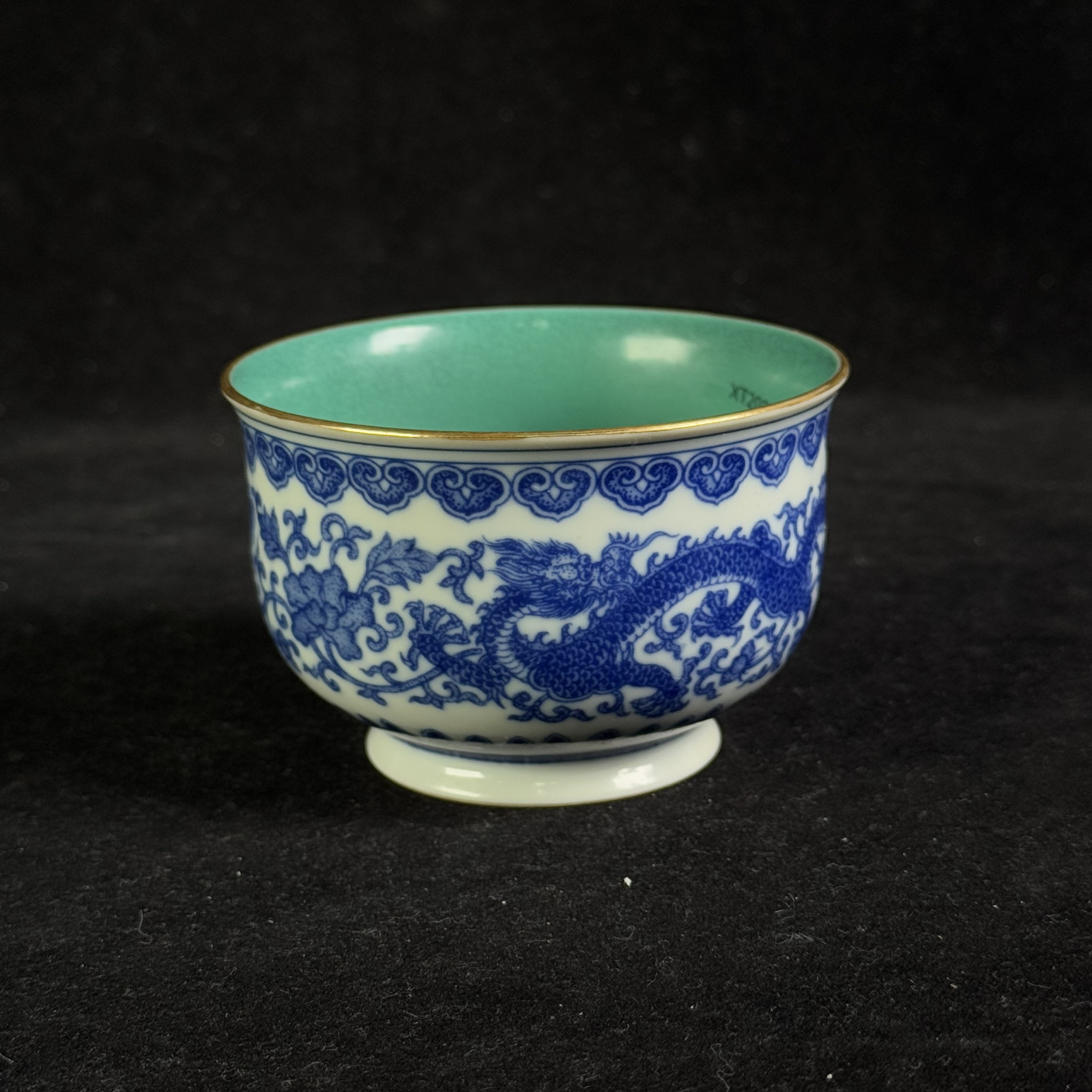 M内松石绿釉外青花龙穿莲纹禅定杯