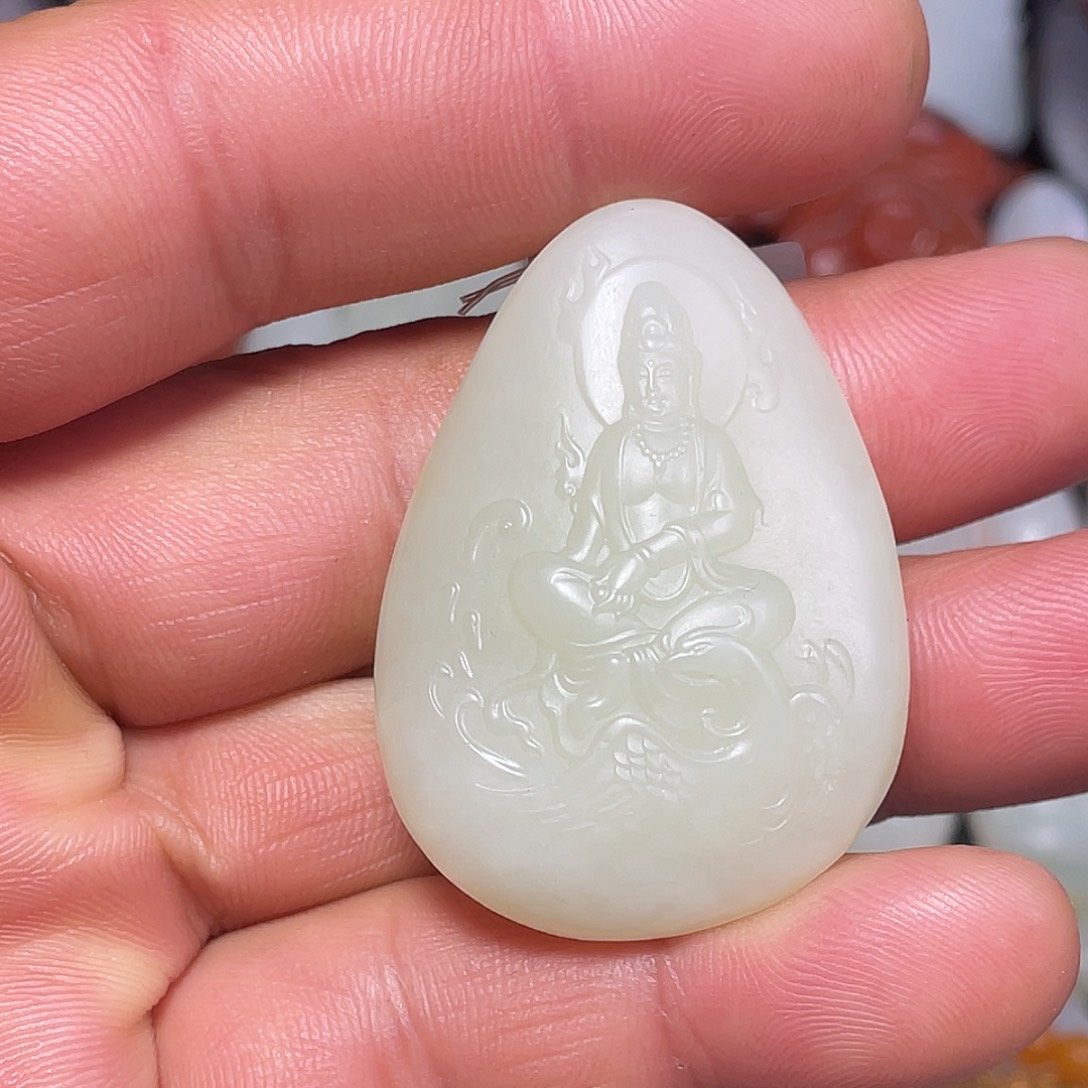 同***厨和田玉未镶嵌颈饰吊坠